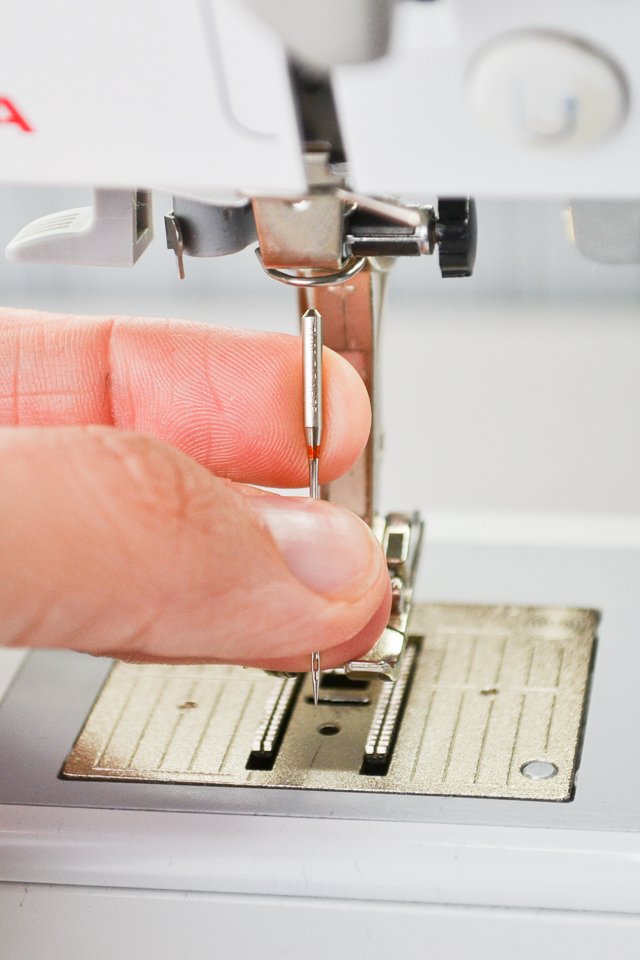 insert sewing machine needle