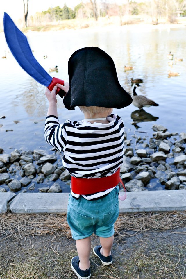 make a pirate costume