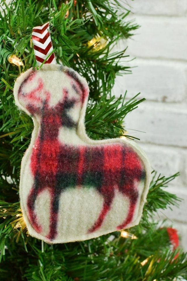 Kid-Friendly Christmas Ornament // heatherhandmade.com