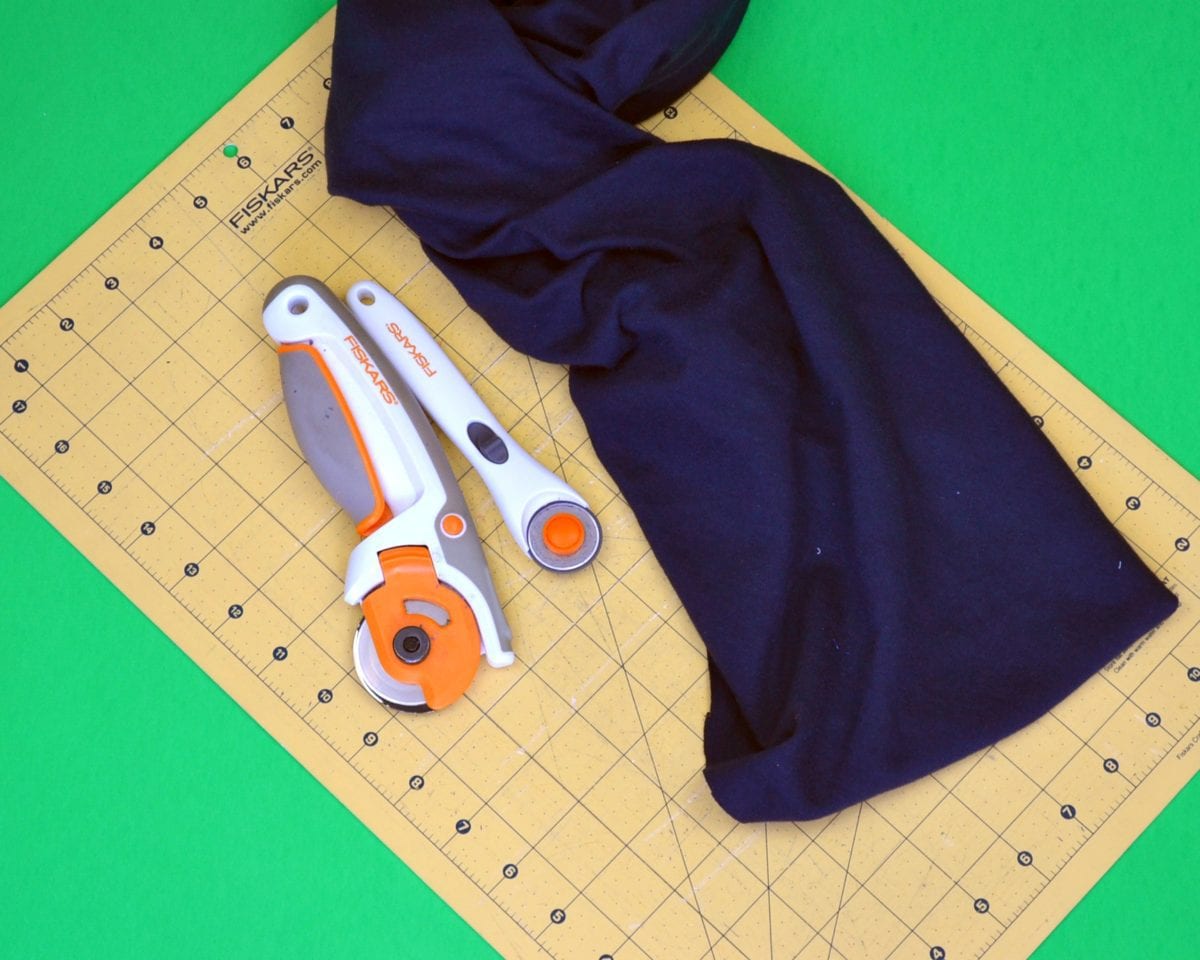 cut knit fabric with rotary cutter and cutting mat