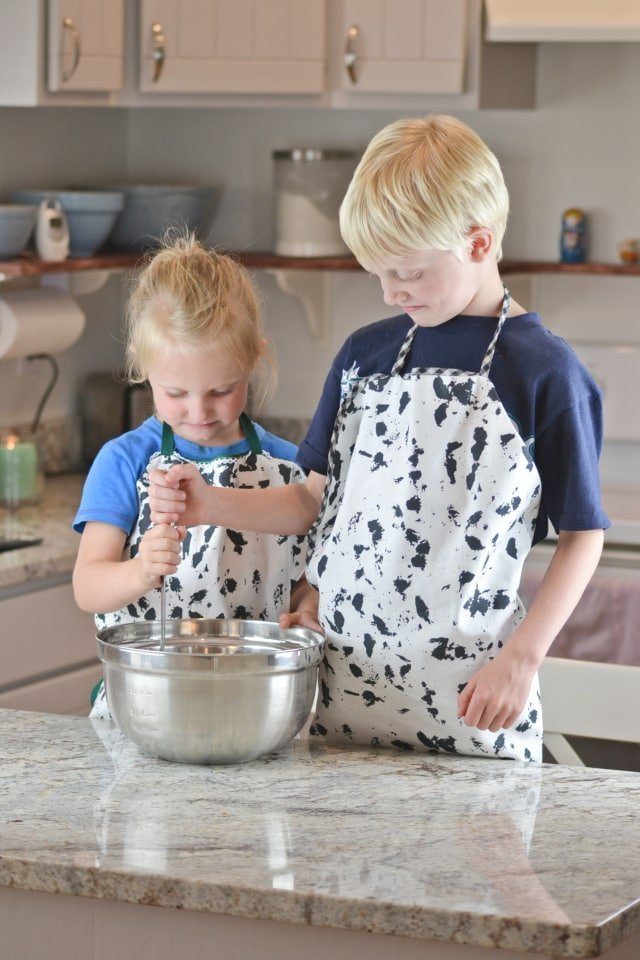 Fat Quarter Kid's Apron Sewing Tutorial // heatherhandmade.com