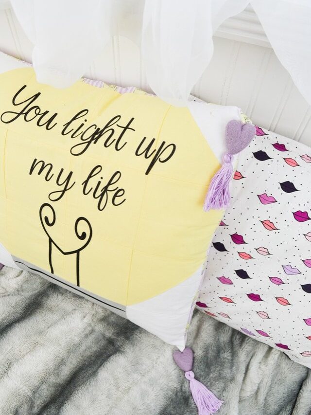Pieced Valentine Pillow Tutorial with Cricut // heatherhandmade.com