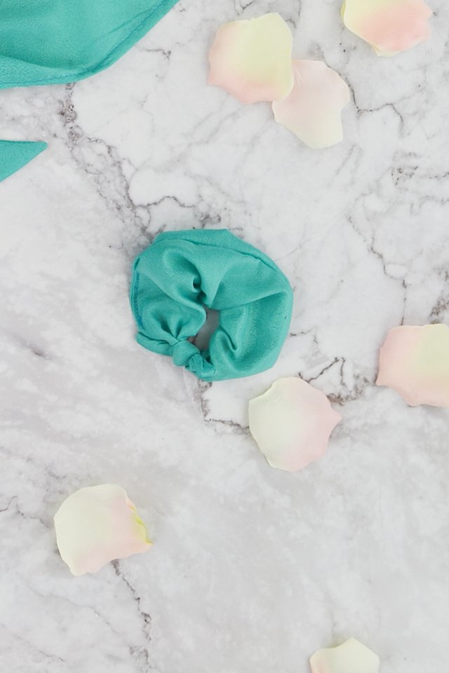 diy-silk-scrunchie