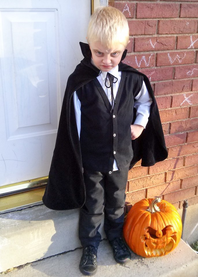 fantasia de Halloween infantil improvisada de Drácula Diy halloween costumes easy, Vampire costume diy, Vampire costume kids