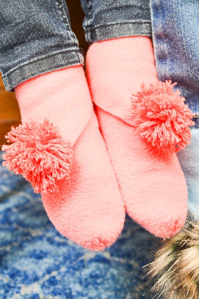 diy slippers pompoms