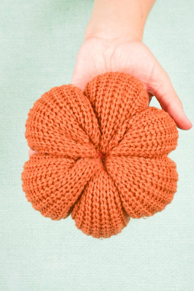 wrap the thread around the sides to create the lines
