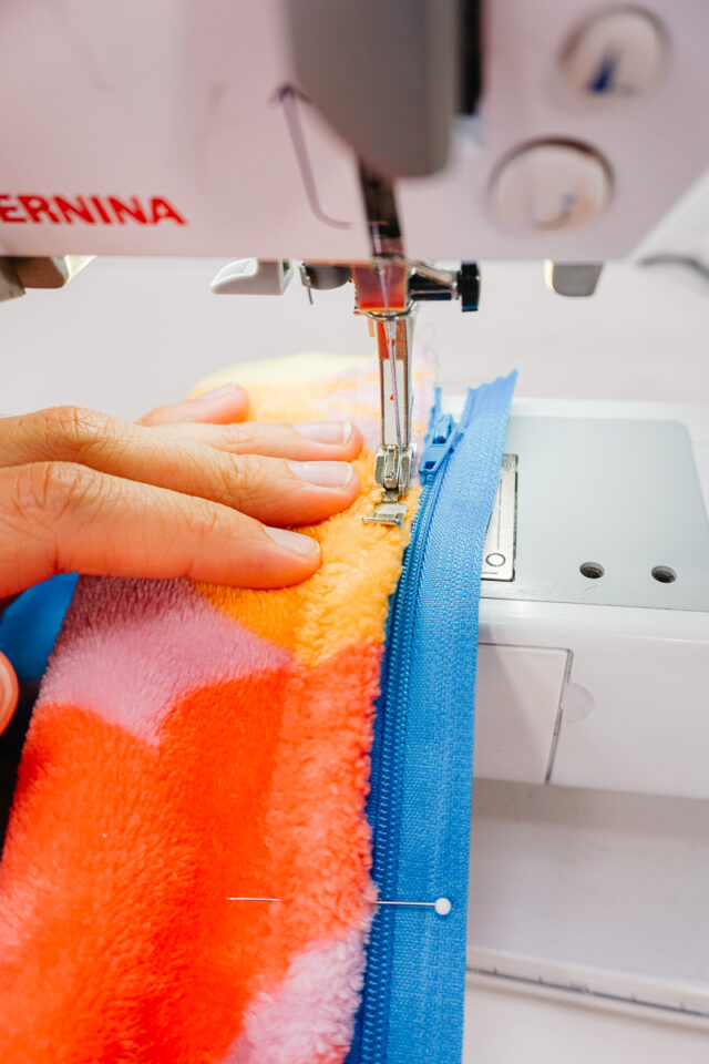 with zipper sewing machine sew the blanket edge onto the zipper