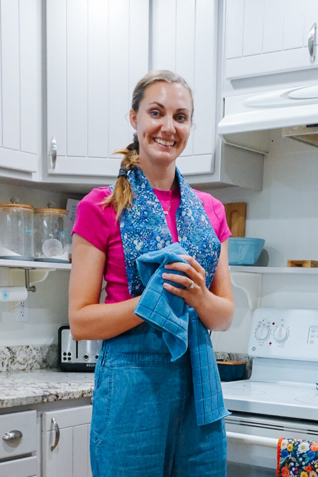 DIY Kitchen Boa (or Kitchen Scarf) with a Towel