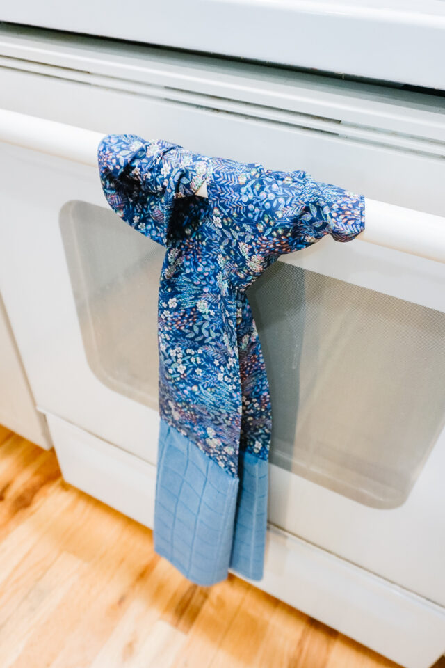 DIY Kitchen Boa (or Kitchen Scarf) with a Towel