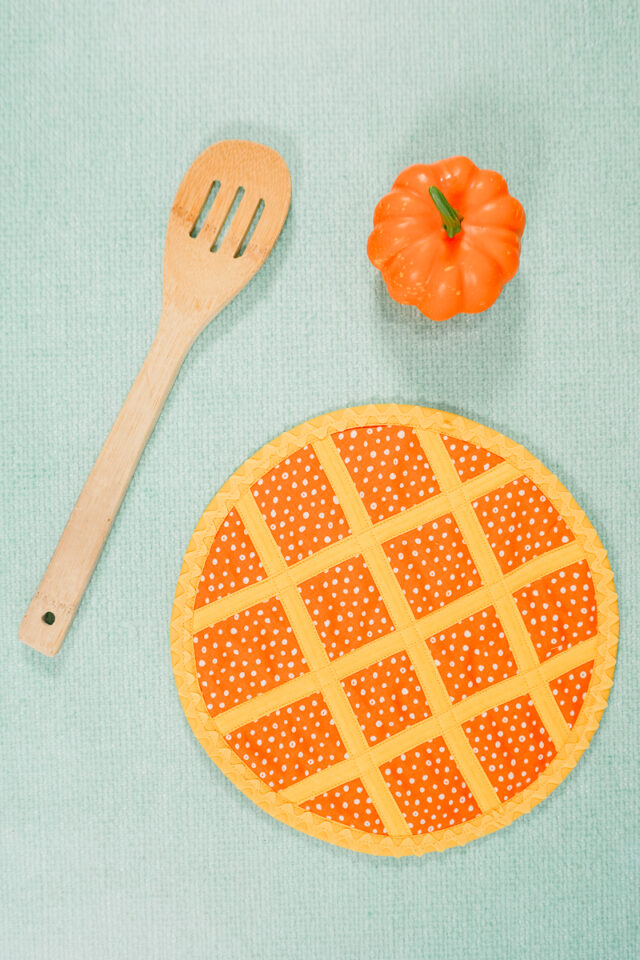Cute and Easy DIY Quilted Pie Hot Pad Pattern