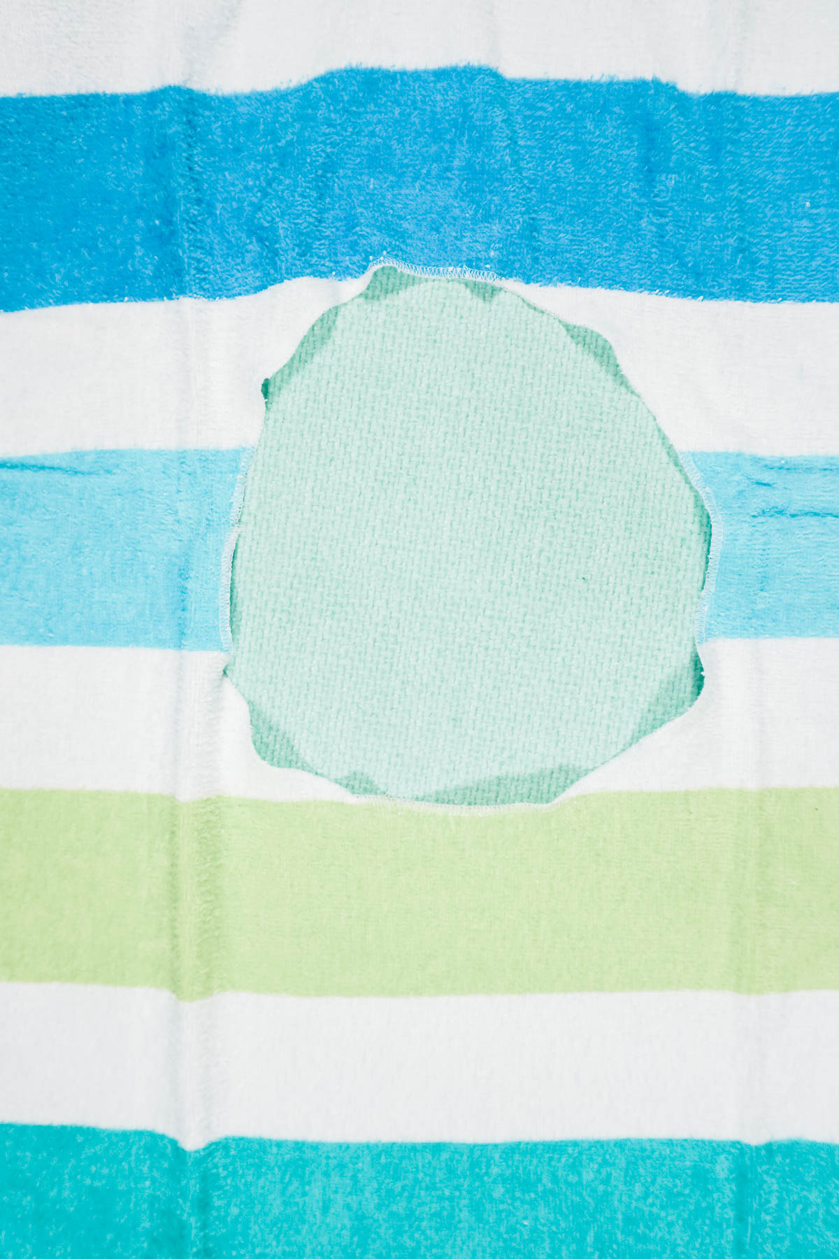 finish the edge of the towel circle
