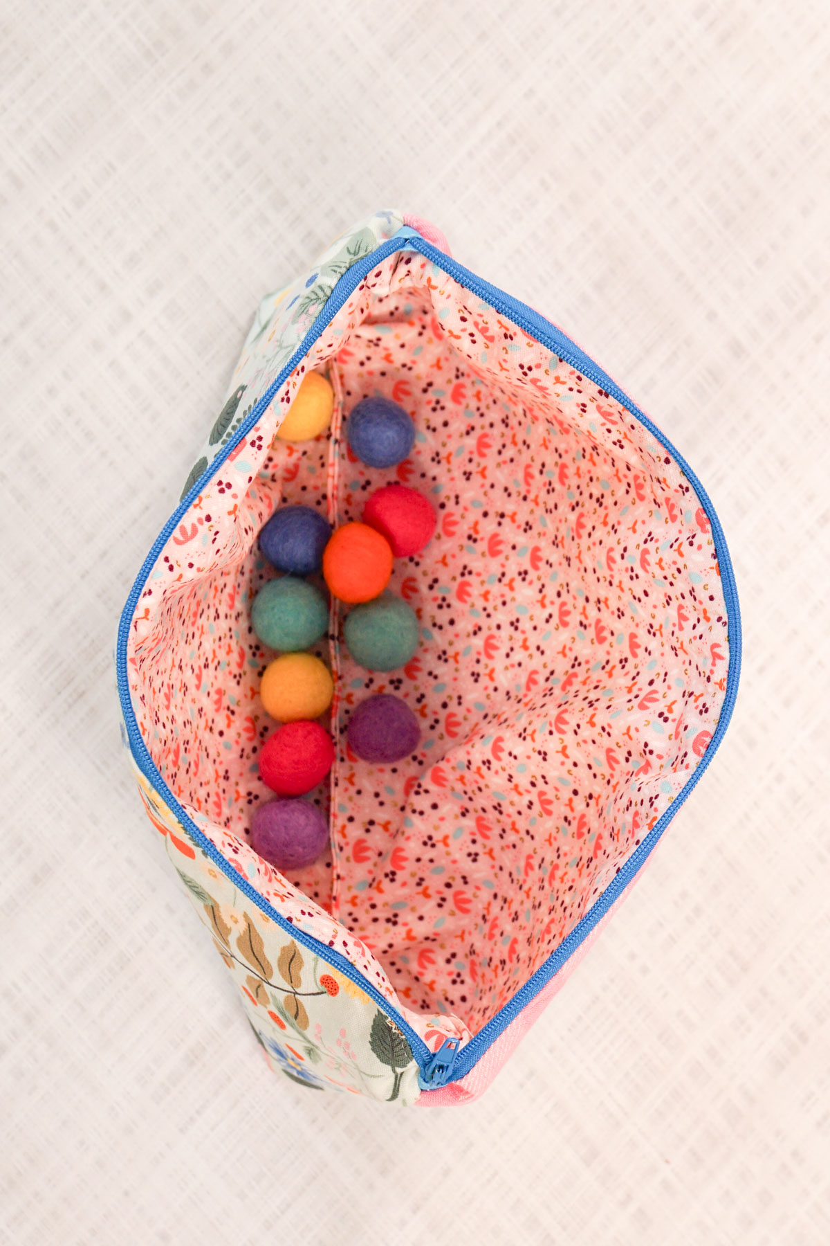 Free Curved Top Zipper Pouch Pattern